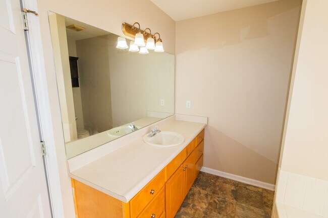 Building Photo - 1802 N Leah Ln