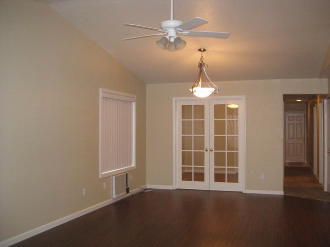 Building Photo - 3 Bedroom 2 Bath Duplex at the end of a Cul-De-Sac