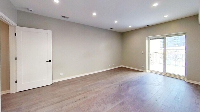 Building Photo - Just Rehabbed Top Floor River North One Be...