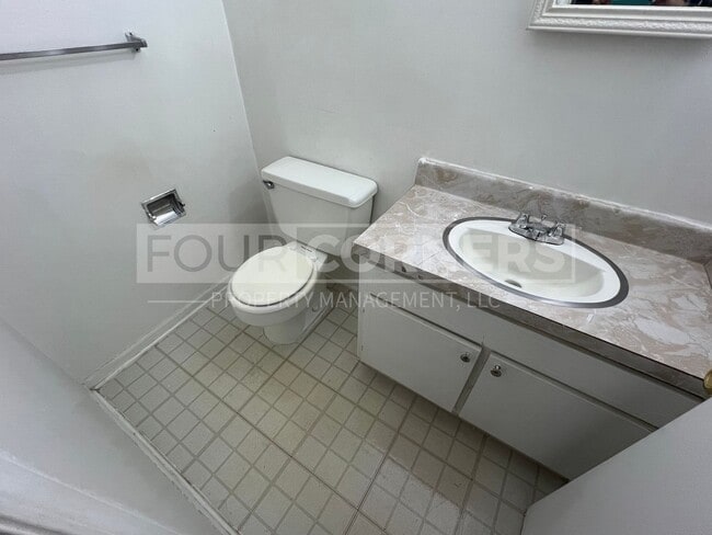 Building Photo - Lovely 2 Bedroom 1.5 Bath Townhome