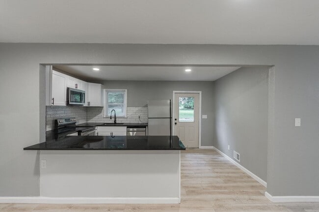 Building Photo - Spacious 4-Bed / 2-Bath Home – Grandview, MO