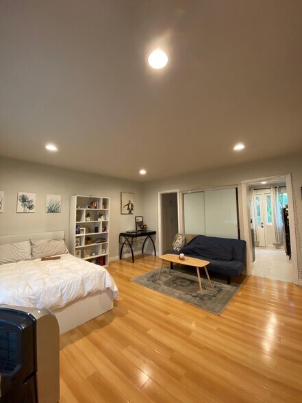 Primary Photo - 2222 N Cahuenga Blvd