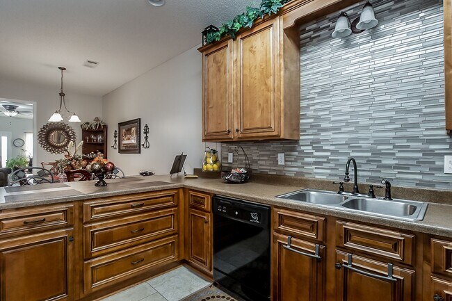 Building Photo - 3 bedroom 2 bathroom townhouse in Covington Villas