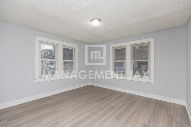 Building Photo - 1560 W 17th St