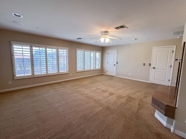 Building Photo - Stunning 5 bed/ 3.5 Bath in Pleasant Valley