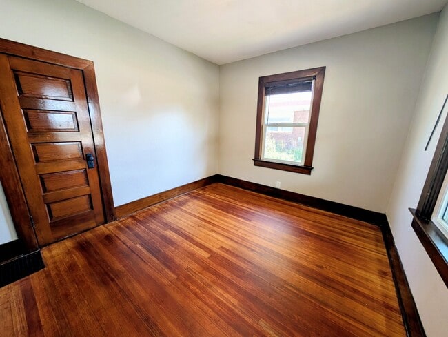 Building Photo - 307 5th Ave E