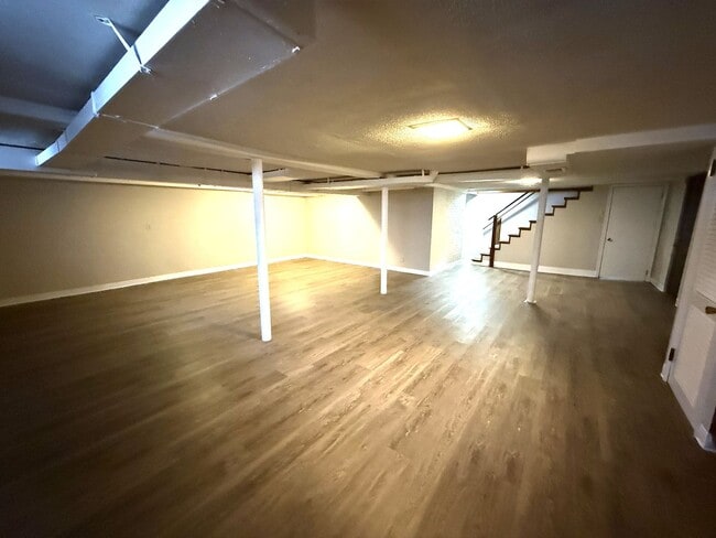 Building Photo - Spacious 3 Bedroom 2 Bath Home