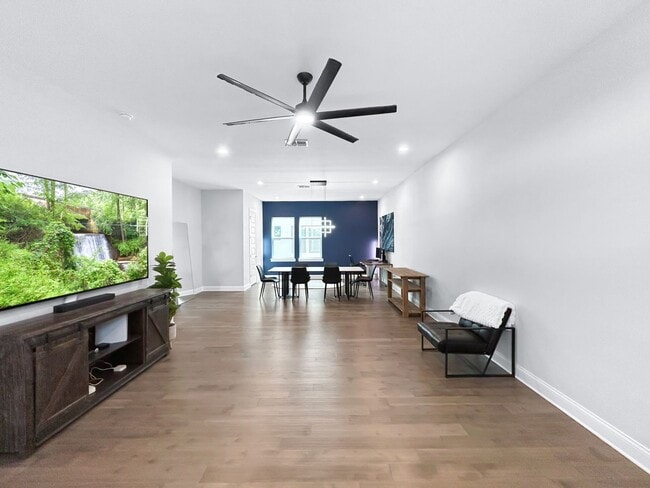 Building Photo - Stunning Townhome in the Heart of Tampa with Rooftop Terrace - 3beds|3.5bath