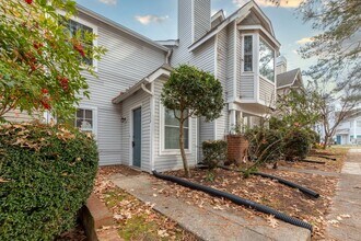 Building Photo - TWO ENSUITES!