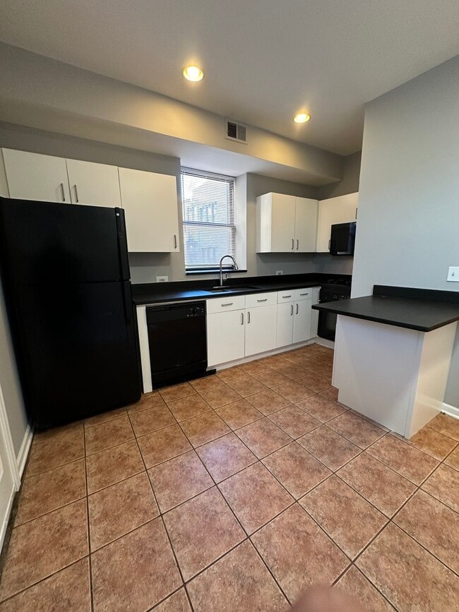 Building Photo - 7734 N Paulina St