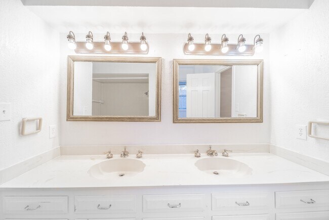 Building Photo - 15738 Fleetwood Oaks Dr