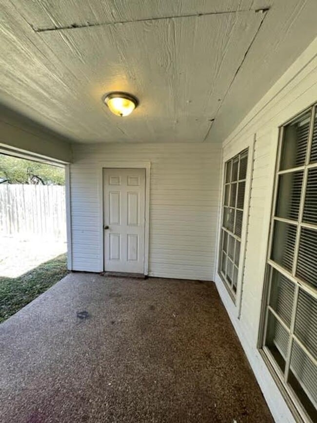 Building Photo - 928 Briar Dr