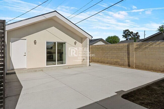 Building Photo - 996 S Siet Pl