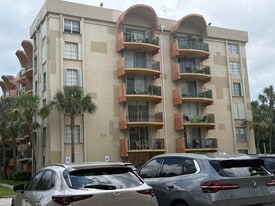 Building Photo - 9320 Fontainebleau Blvd