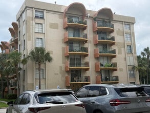 Building Photo - 9320 Fontainebleau Blvd