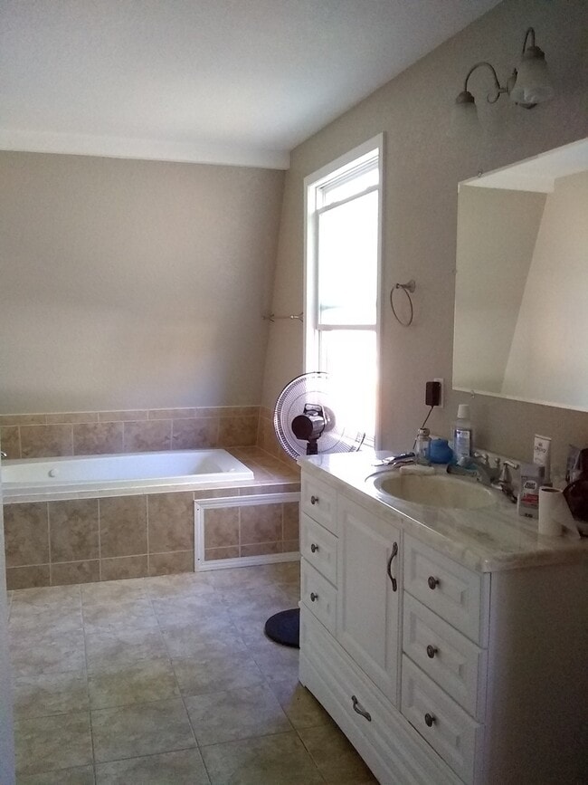 Building Photo - Charming 2 story home available on quiet s...
