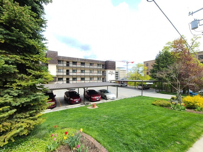 Building Photo - $1,650 - 2 Bed / 2 Bath Spacious Top Floor Condo (First Month Free!)