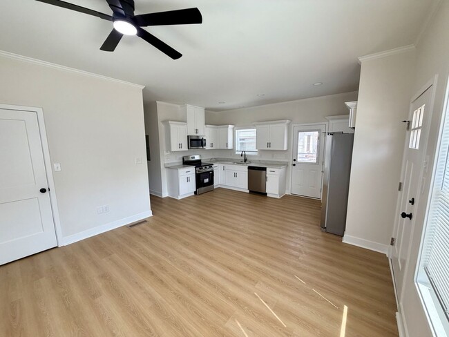 Building Photo - CHARMING COTTAGE AVAILABLE AUGUST OR JULY 2026!