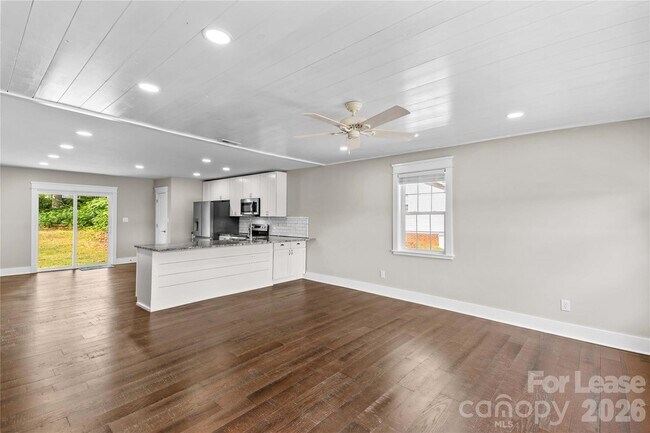 Building Photo - 182 Commodore Loop