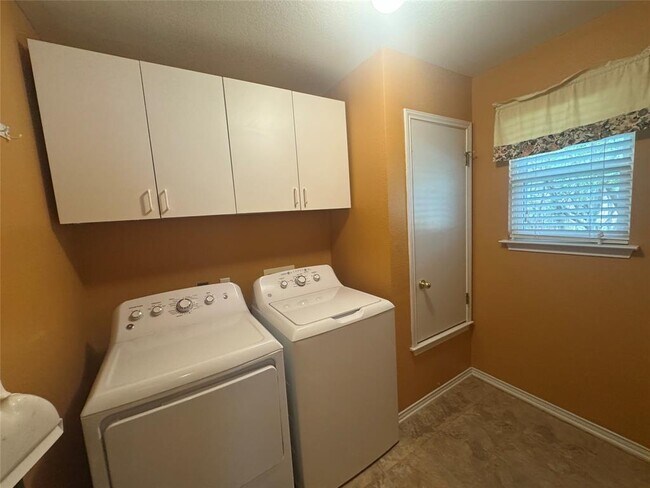 Building Photo - 3816 Eagles Nest St