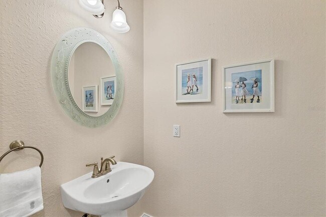 Building Photo - 455 Nokomis Ave S