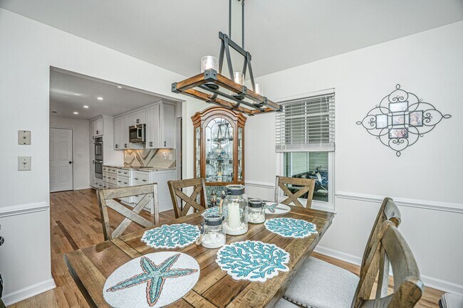 Building Photo - Gorgeous 4 BR/2BA Marshfront Home With Cre...