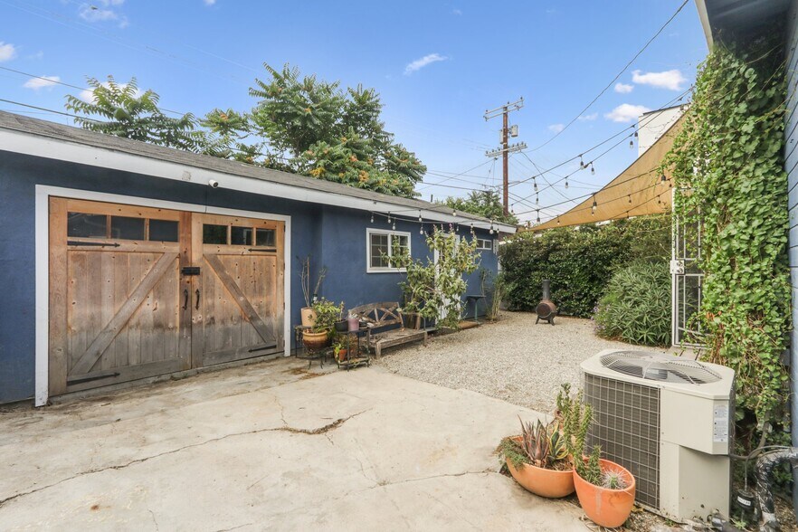 Building Photo - 218 W 87th St