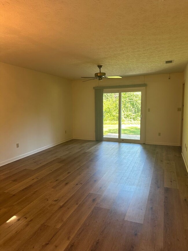 Building Photo - Gorgeous 2/1 located in the heart of Talla...
