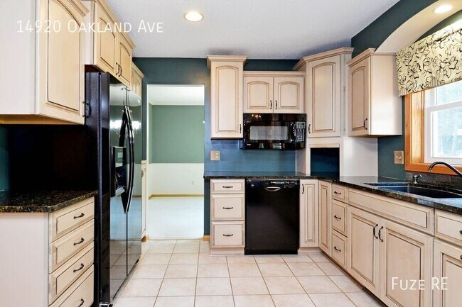 Building Photo - 14920 Oakland Ave