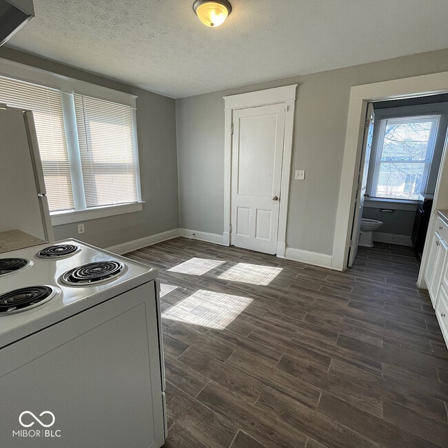 Building Photo - 854 N Tacoma Ave