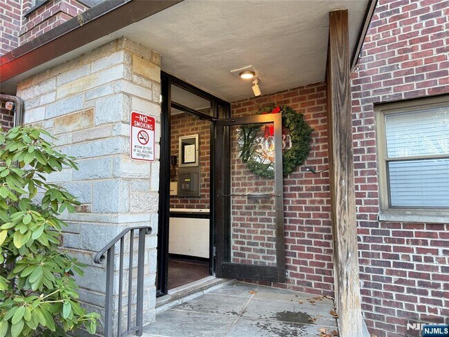 Building Photo - 3031 Edwin Ave