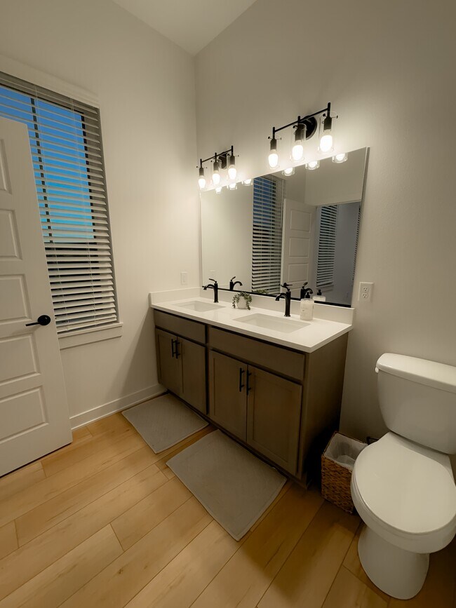 Building Photo - 1204 SW Franklin Dr