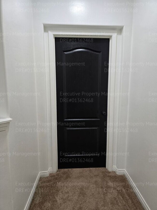 Building Photo - 3 bedroom/ 2.5 bathroom 2 story home.