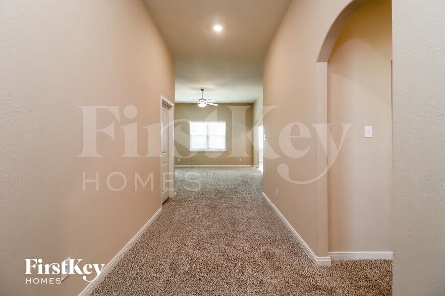 Building Photo - 7500 Pleasant Oaks St