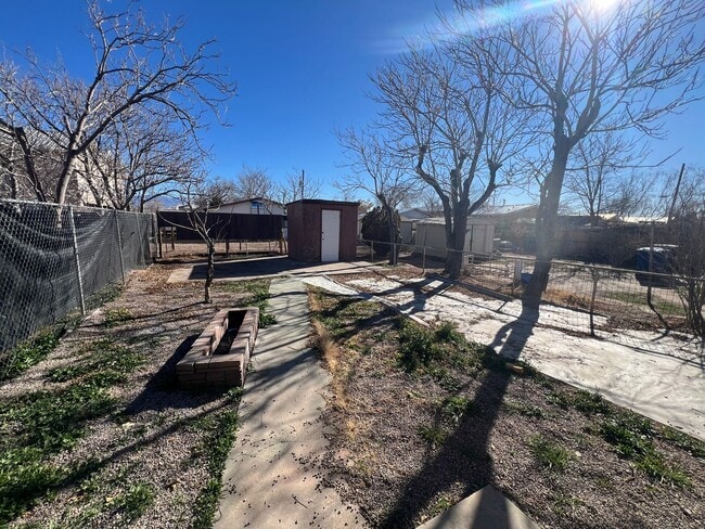 Building Photo - OLD TOWN 2 Bedroom 1 Bath