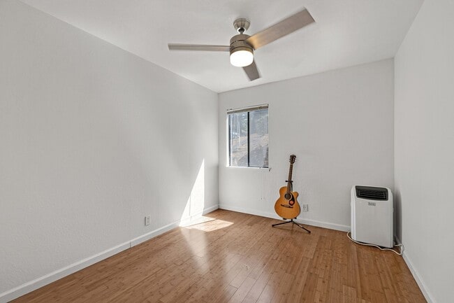 Building Photo - Large, Remodeled 3Bed/2.5Ba Townhome in Ha...