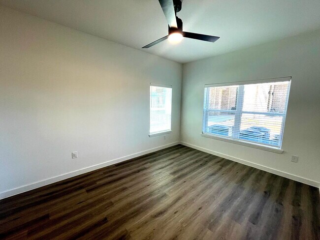 Building Photo - 701 Saginaw Sq Blvd