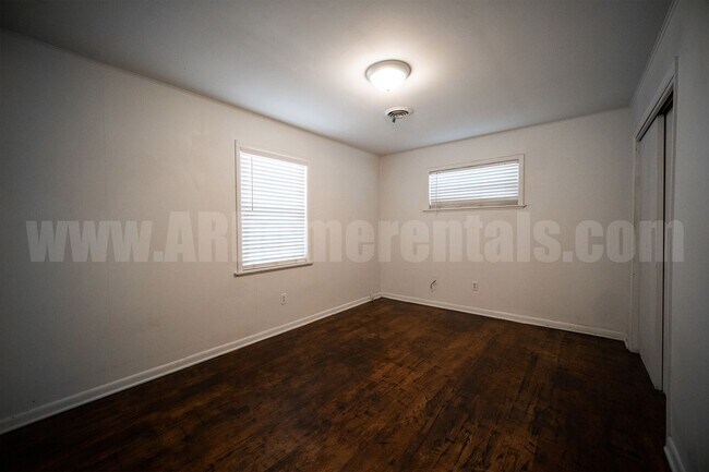 Building Photo - Centrally Located Home!