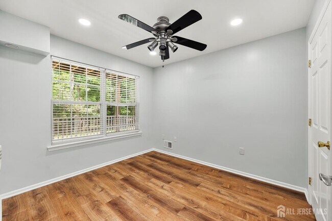 Building Photo - 230 Vasser Dr