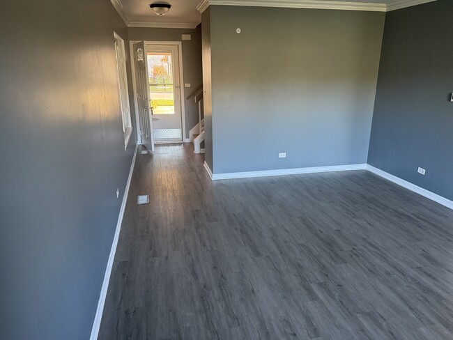 Building Photo - 1319 Kingsbury Dr