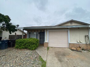 Building Photo - Cozy Update Duplex