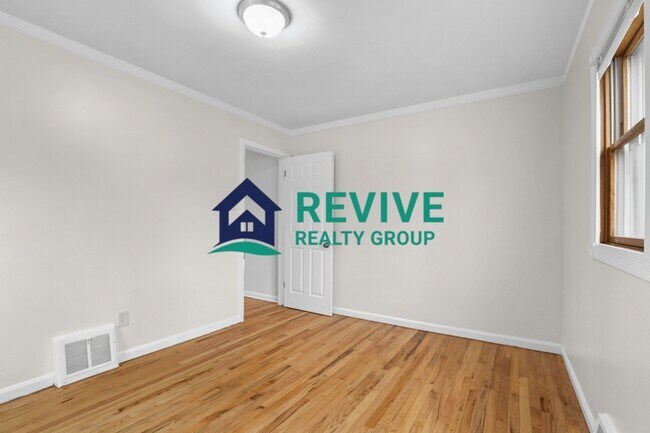 Building Photo - 9725 Fox Ave