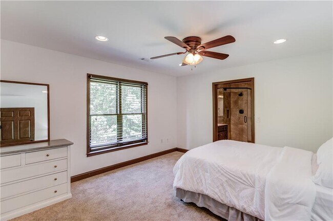 Building Photo - 2870 Roanoke Rd