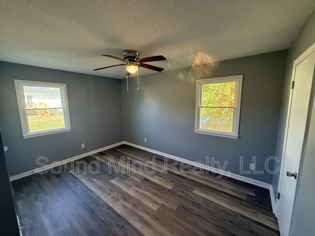 Building Photo - 105 Sycamore St