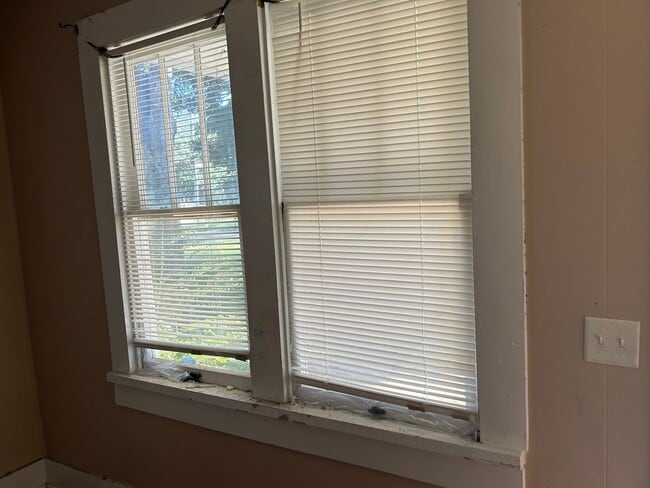 Building Photo - Charming 3BR Home with Bonus Den, Hardwood Floors & Fenced Backyard