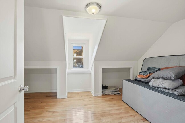 Building Photo - 520 S 4th St