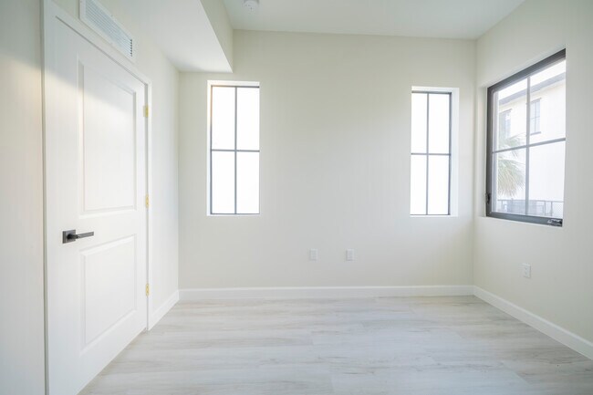 Building Photo - 18020 SW 103rd Ave