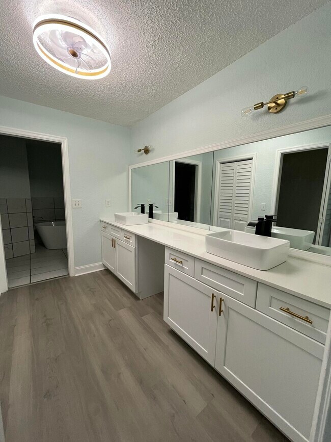 Building Photo - 4305 Coral Springs Dr