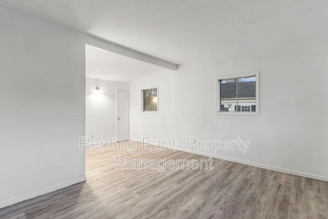 Building Photo - 801 Thomas Ave