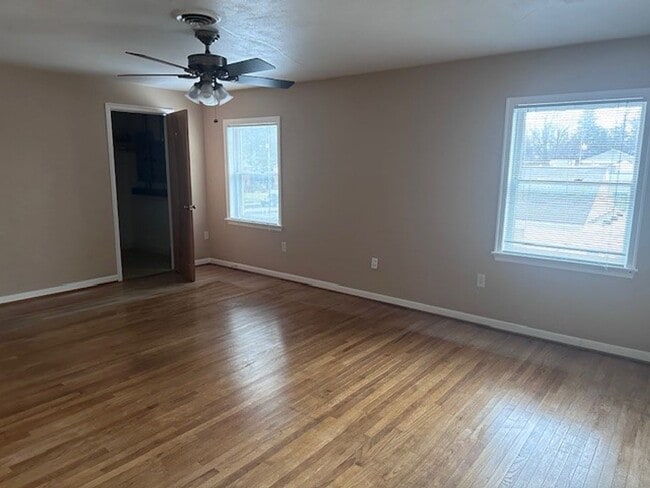 Building Photo - Spacious 2nd floor 3 Bedroom Apartment
